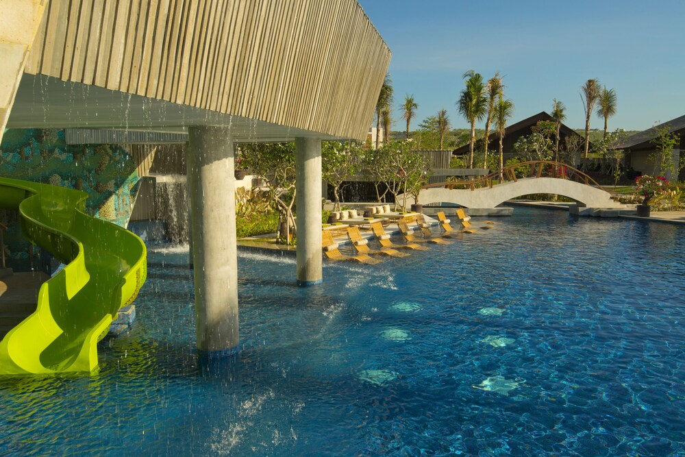 Kolam Renang Luar Ruangan