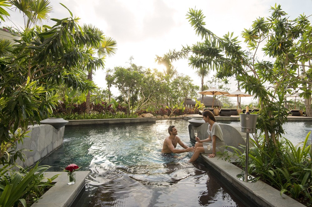 Kolam Renang Luar Ruangan