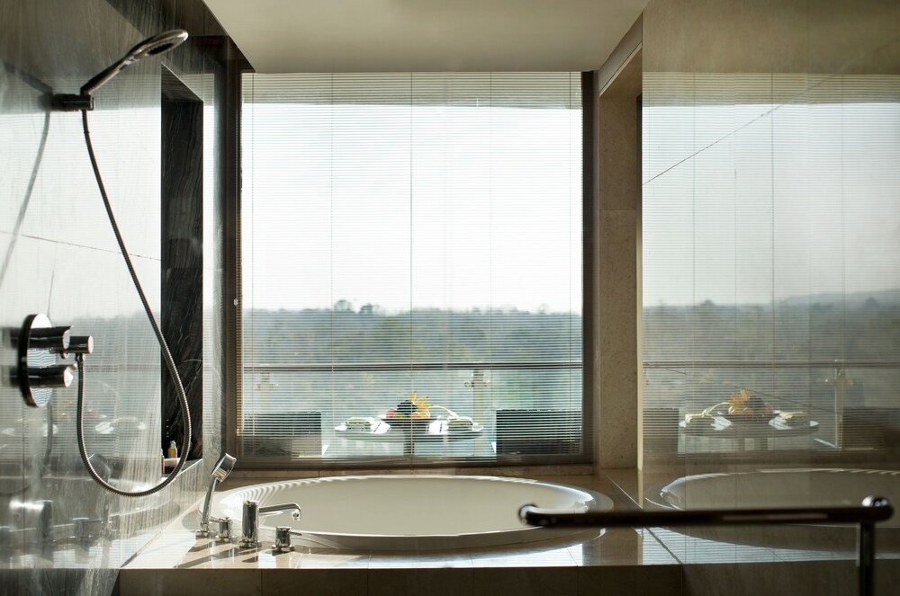 Bathtub Besar