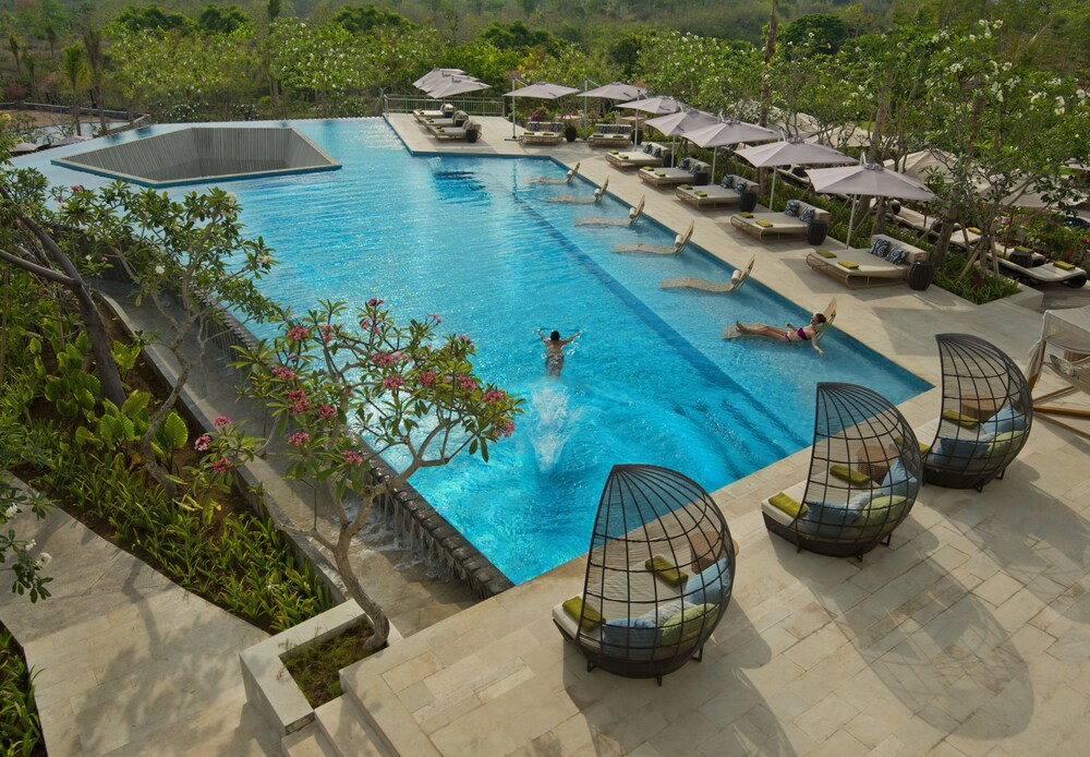 Kolam Renang Luar Ruangan