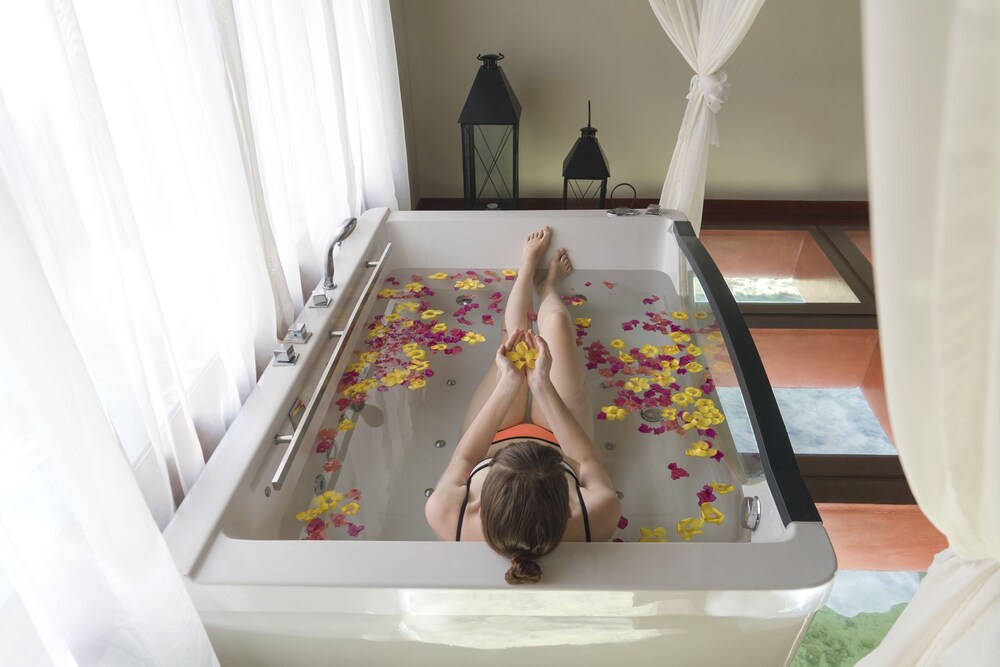 Deep Soaking Bathtub