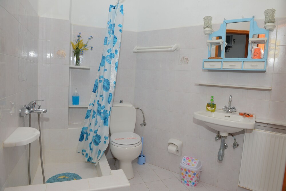 Family Apartment - Bathroom