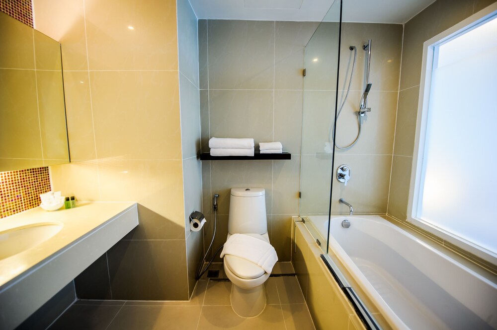 Deep Soaking Bathtub