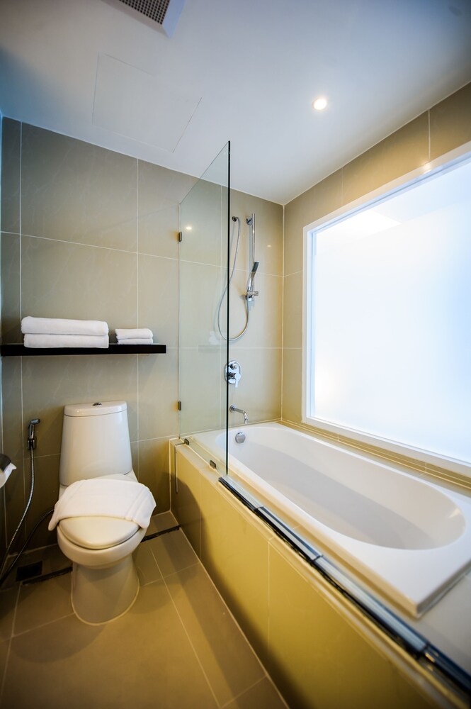 Deep Soaking Bathtub