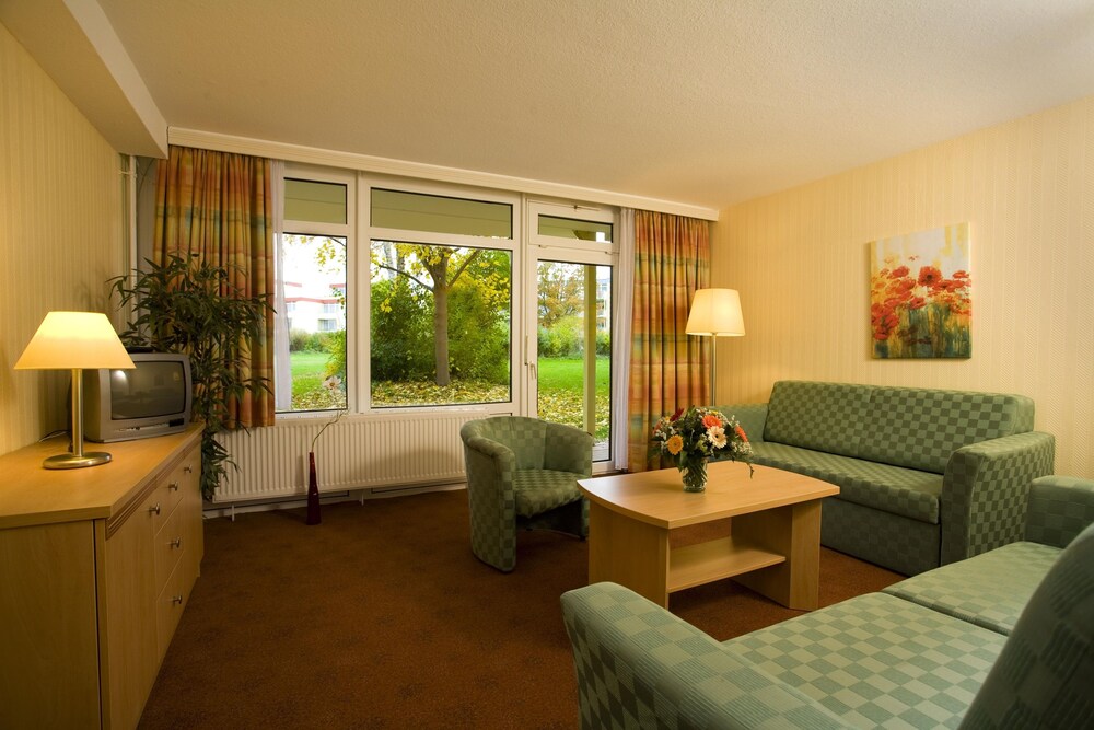 Wohnzimmer (4-Zimmer Gartenapartment )