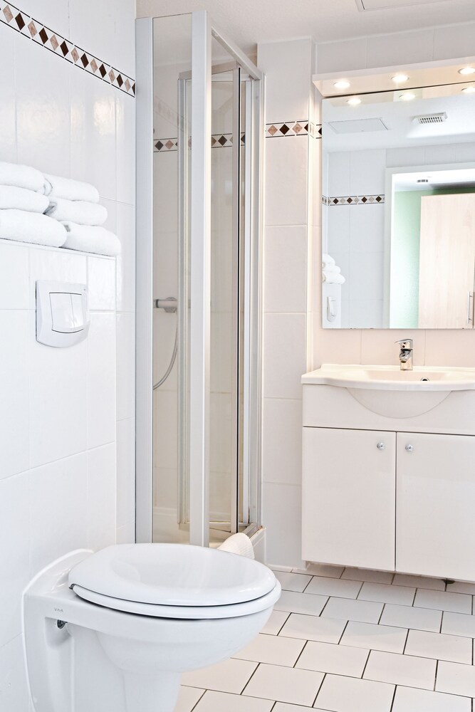 Badezimmer (2-Zimmer Standard Apartment)