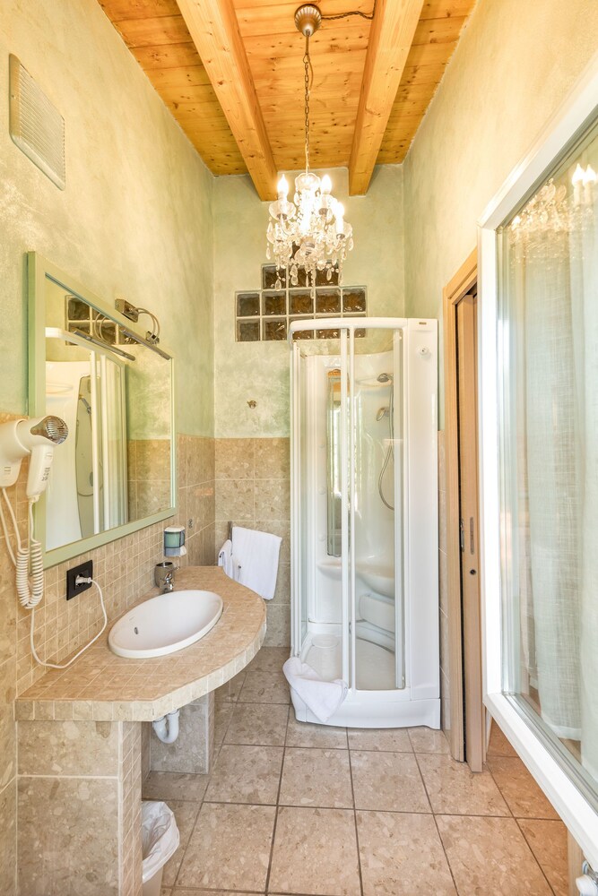 Economy Studio - Bathroom