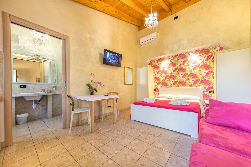 Economy Studio - Guestroom