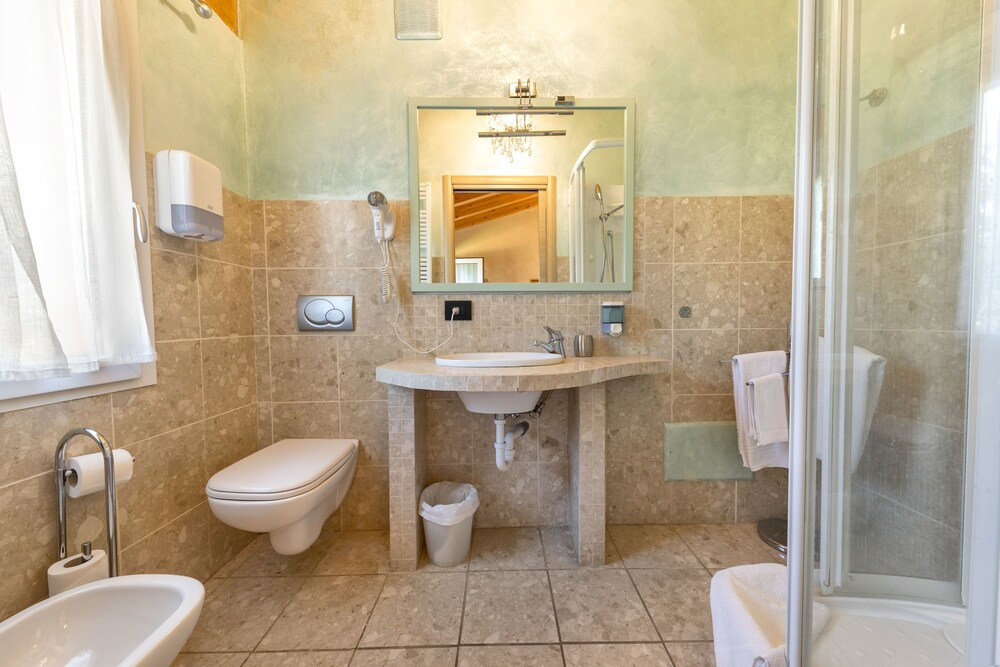 Economy Studio - Bathroom