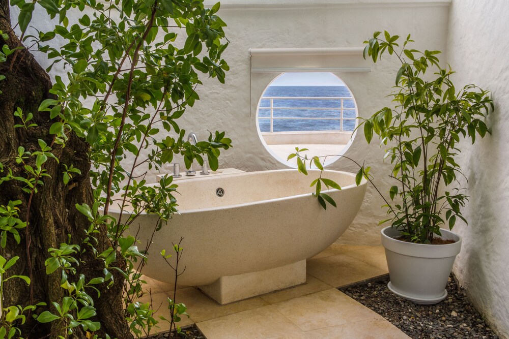 Deep Soaking Bathtub