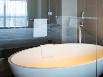Deep Soaking Bathtub