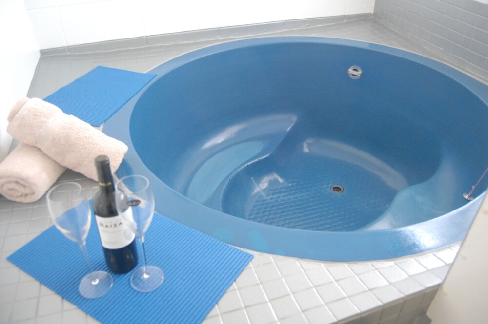 Deep Soaking Bathtub