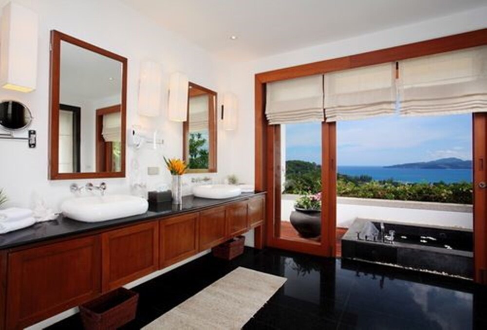 ห้องน้ำ (Deluxe Suite King Bed Ocean View)