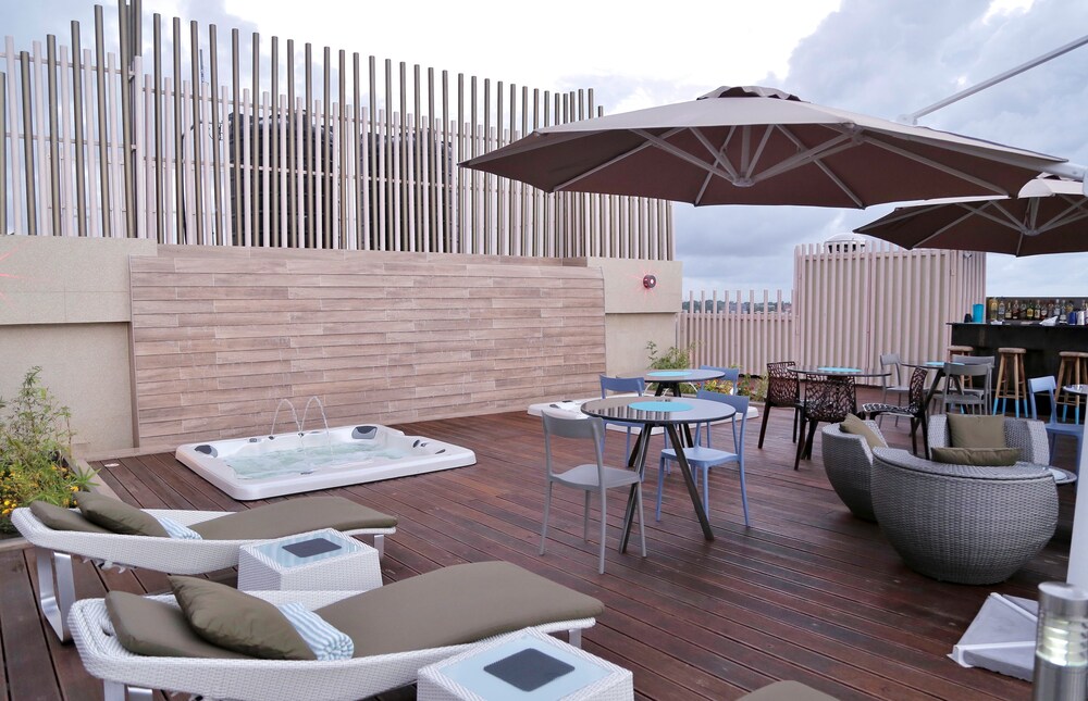 Poolside Bar