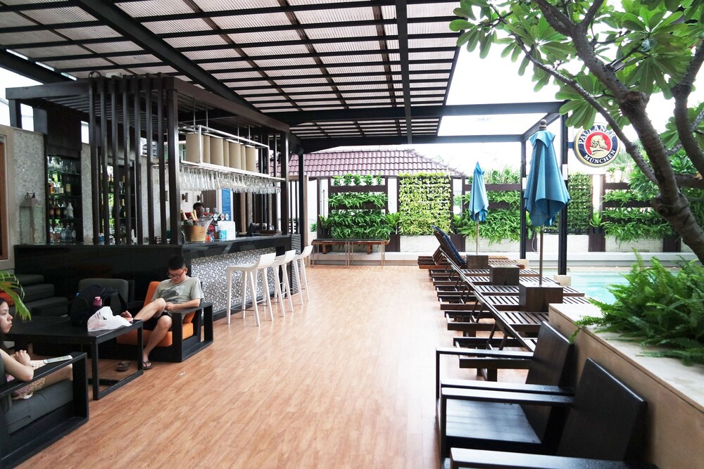 Poolside Bar