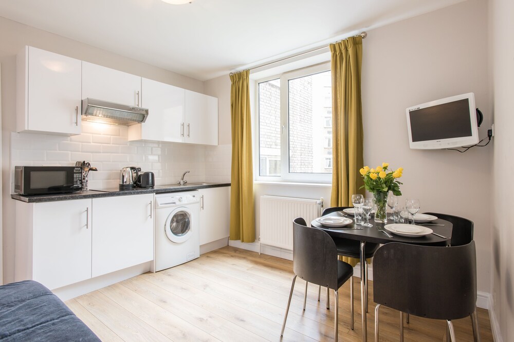 2 Bedroom Apartment (1 double bed,1 single bed, and 1 sofa bed) - Guestroom