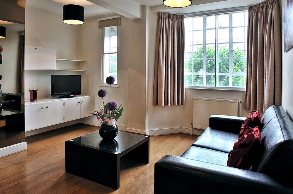 2 Bedroom Apartment (1 double bed,1 single bed, and 1 sofa bed) - Guestroom