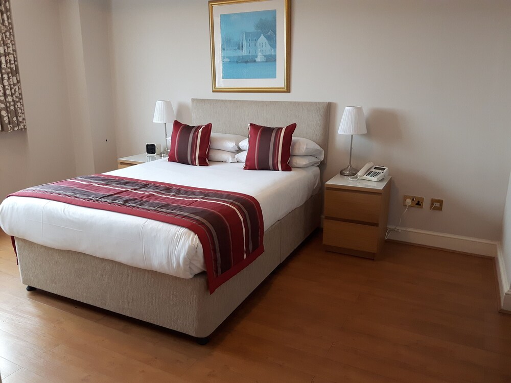 2 Bedroom Apartment (1 double bed,1 single bed, and 1 sofa bed) - Guestroom