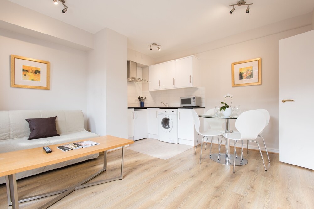 1 Bedroom Apartment (1 double bed and 1 sofa bed) - Guestroom