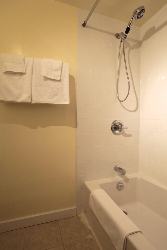 Deep Soaking Bathtub