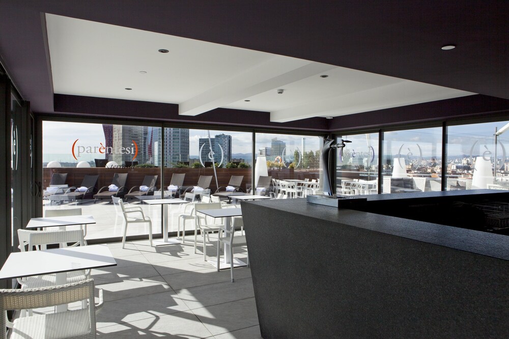 Bar junto a la piscina