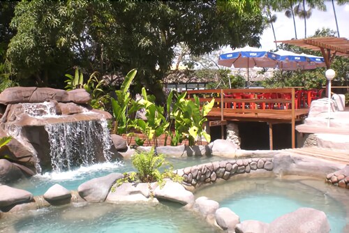 Piscina com cascata