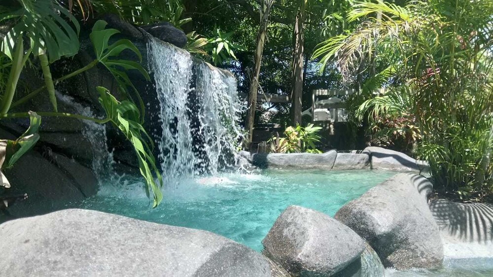 Piscina com cascata