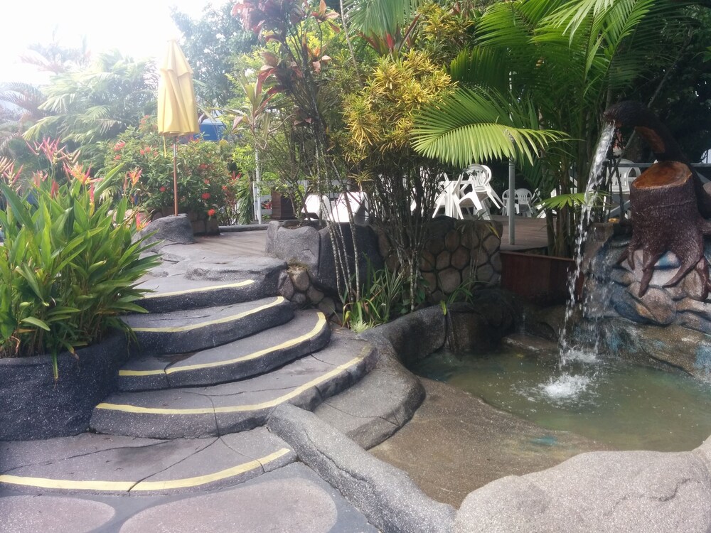 Piscina com cascata