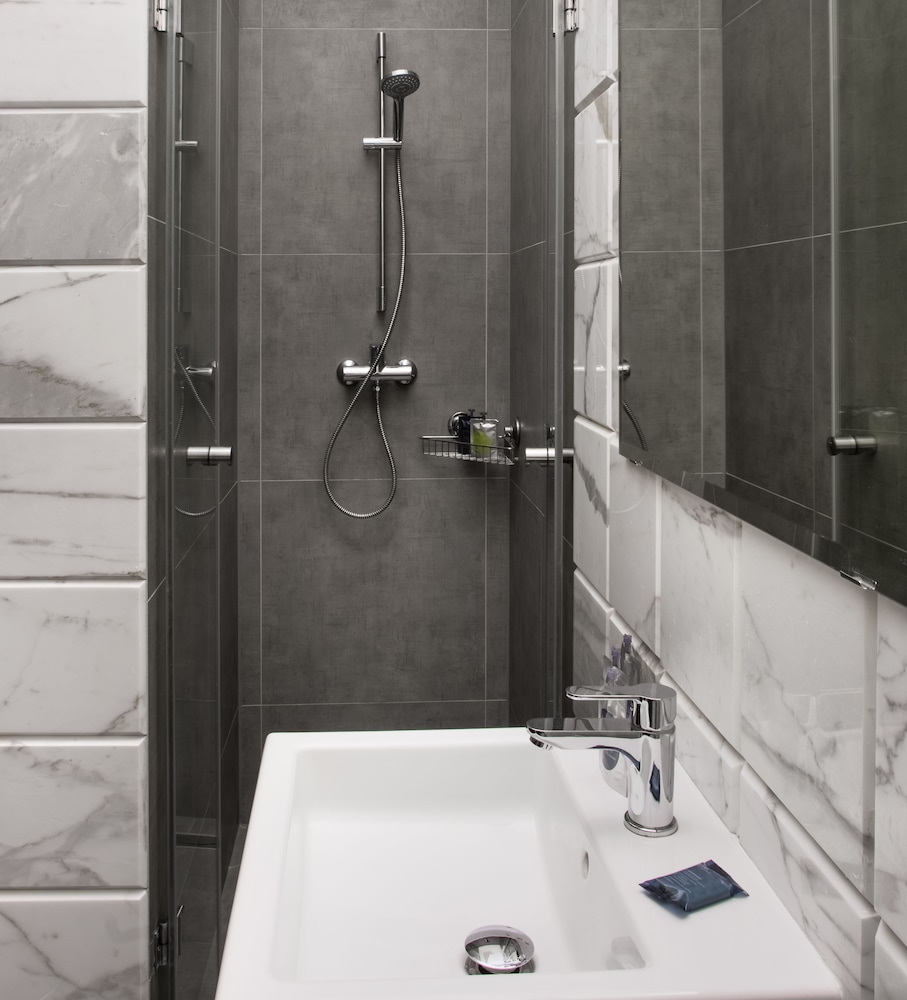 Two Bedroom Apartment with Balcony - Bathroom