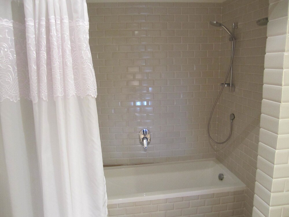 Deep Soaking Bathtub