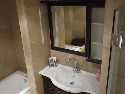 Exclusive Apartment, 3 Bedrooms - Bathroom Sink