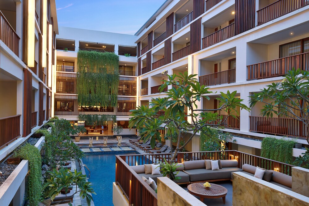 Kolam Luar