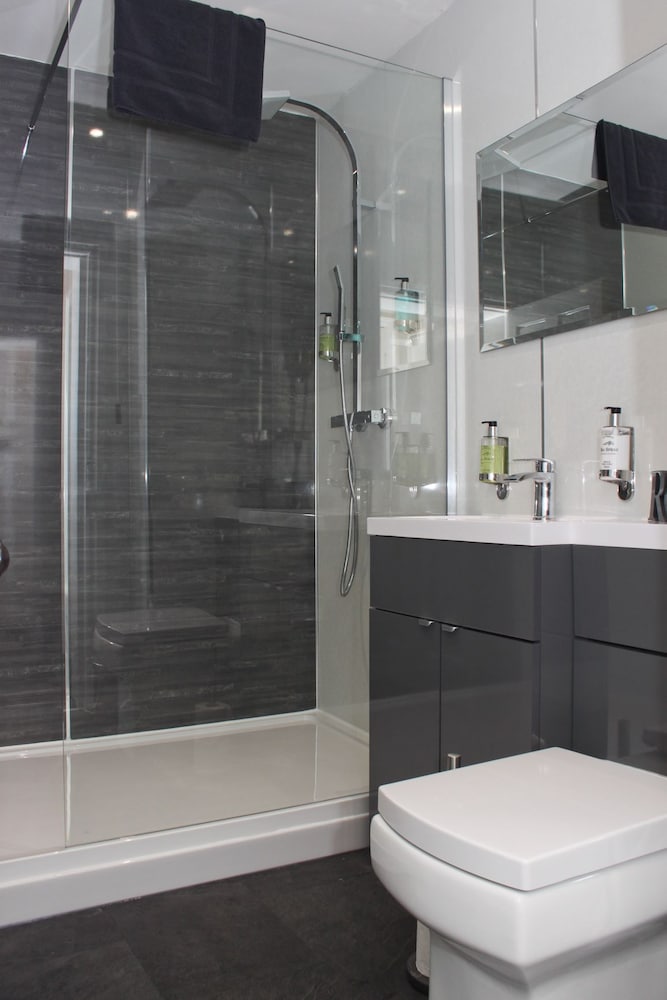Standard Apartment, 1 King Bed - Bathroom