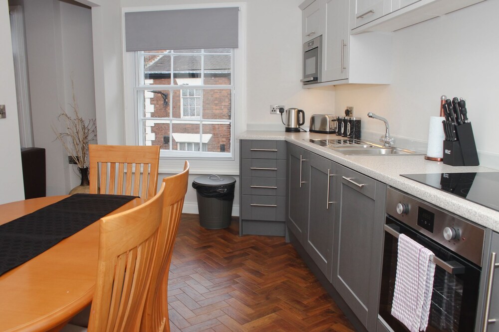 Deluxe Apartment, 2 Bedrooms - Guestroom
