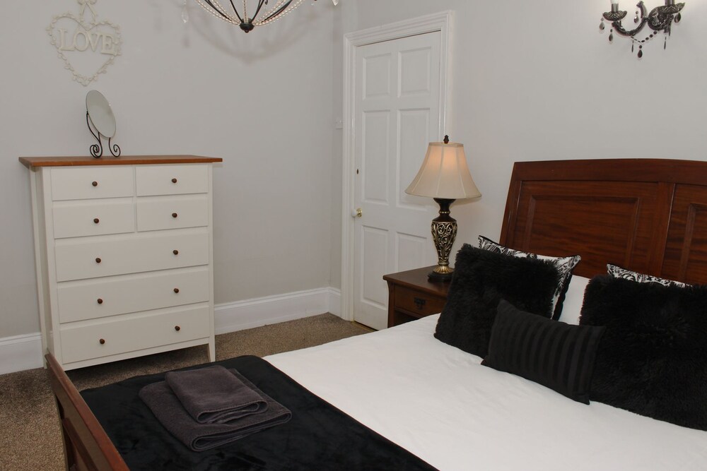 Luxury Townhome, 5 Bedrooms - Guestroom
