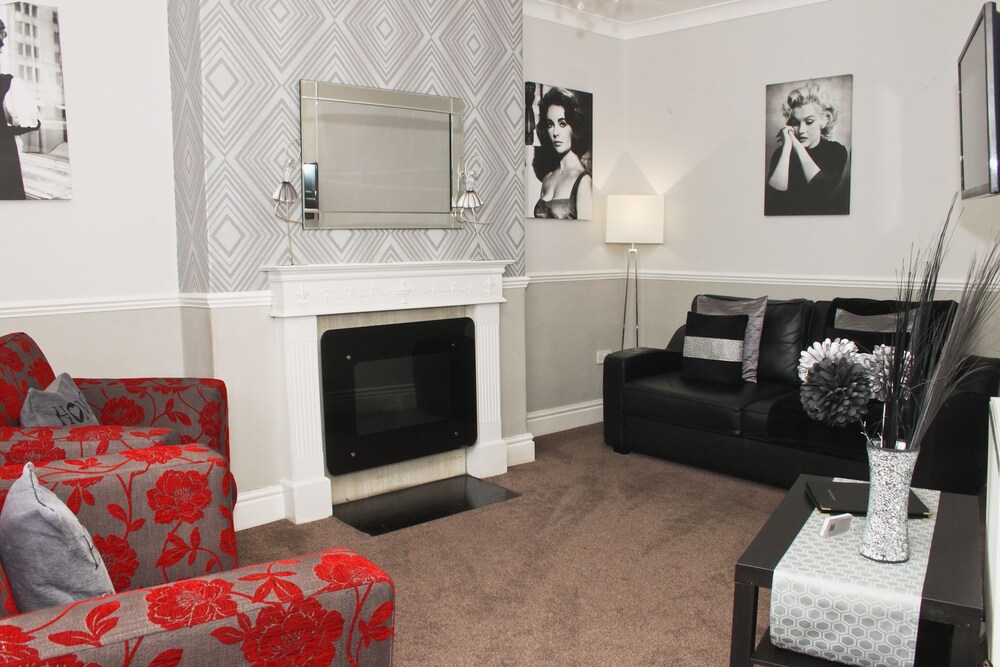 Superior Apartment, 2 Bedrooms - Living Room