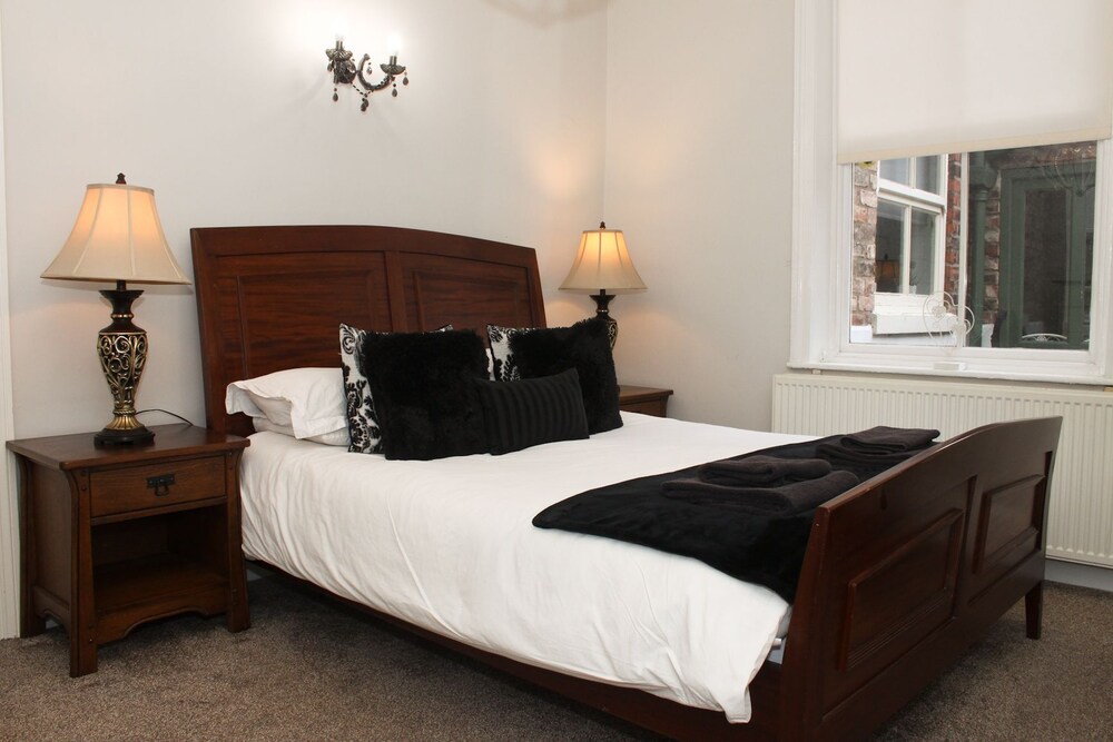 Luxury Townhome, 5 Bedrooms - Guestroom