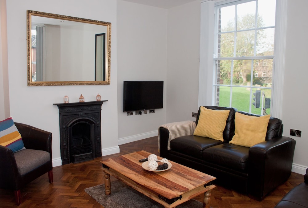 Deluxe Apartment, 2 Bedrooms - Guestroom