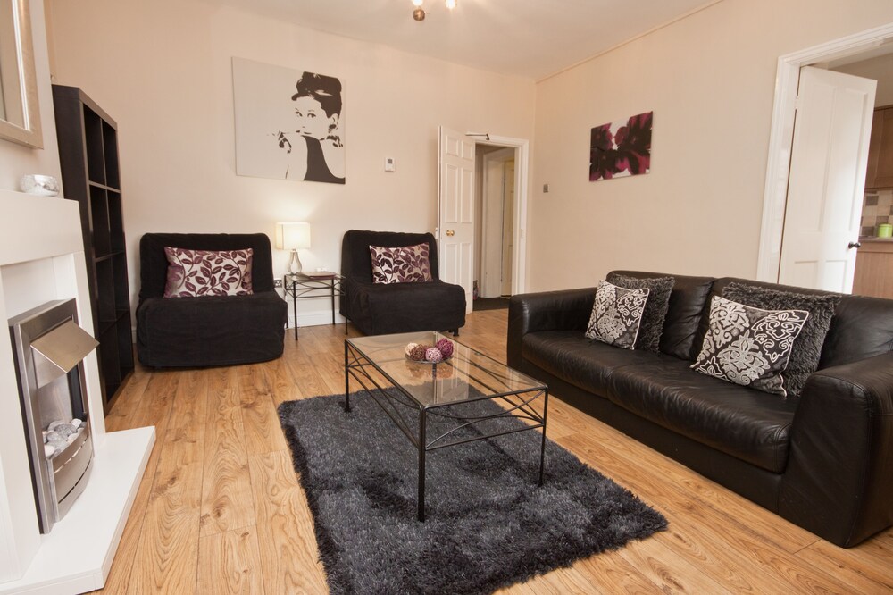 Standard Apartment, 1 King Bed - Living Area