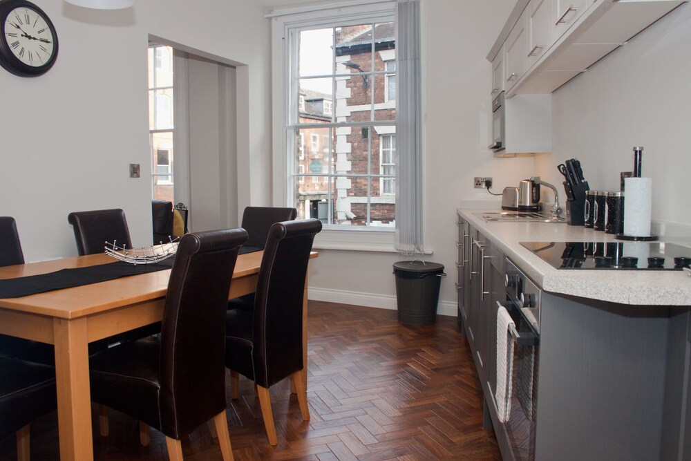 Deluxe Apartment, 2 Bedrooms - Guestroom