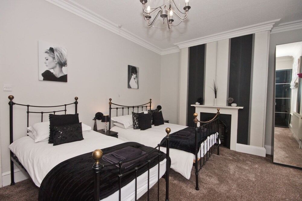 Luxury Townhome, 5 Bedrooms - Guestroom