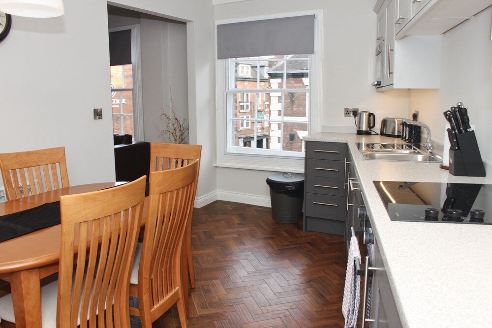 Deluxe Apartment, 2 Bedrooms - Guestroom