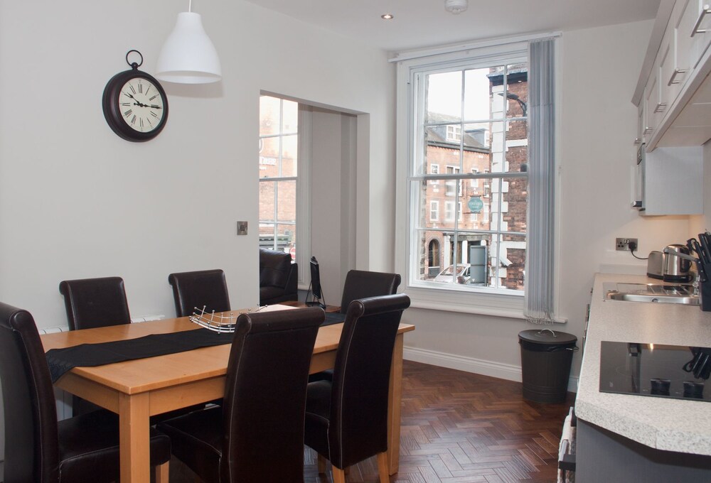 Deluxe Apartment, 2 Bedrooms - Guestroom