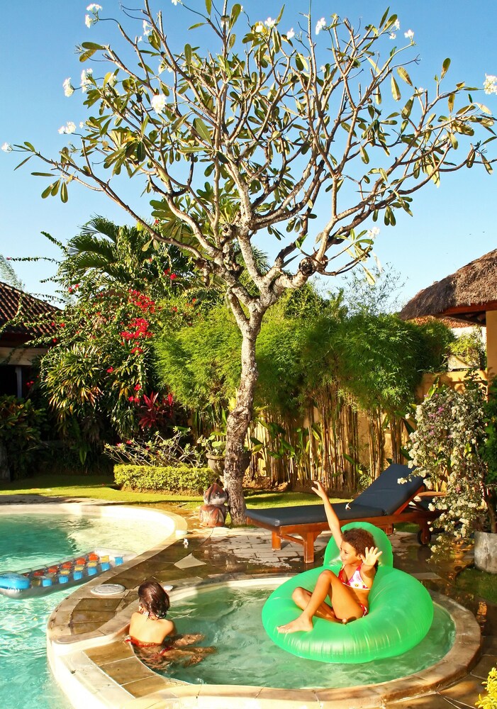 Bathtub Spa Luar Ruangan