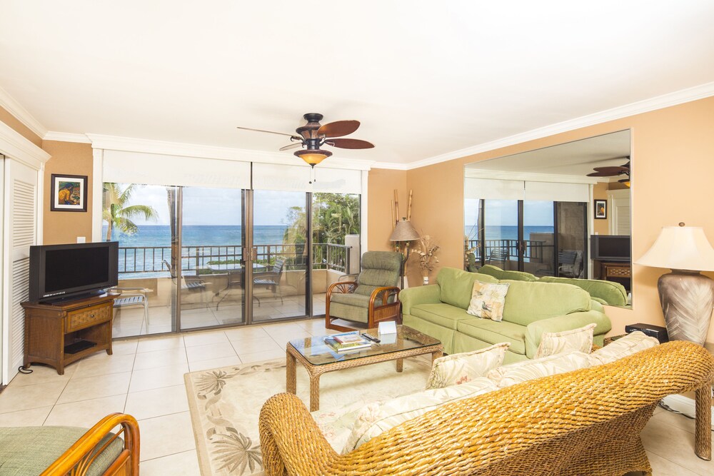 Suite, 2 Bedrooms, 2 Bathrooms, Oceanfront - Living Room