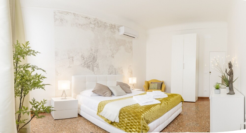 Grand Canal Facing Apartment 2 - Guestroom