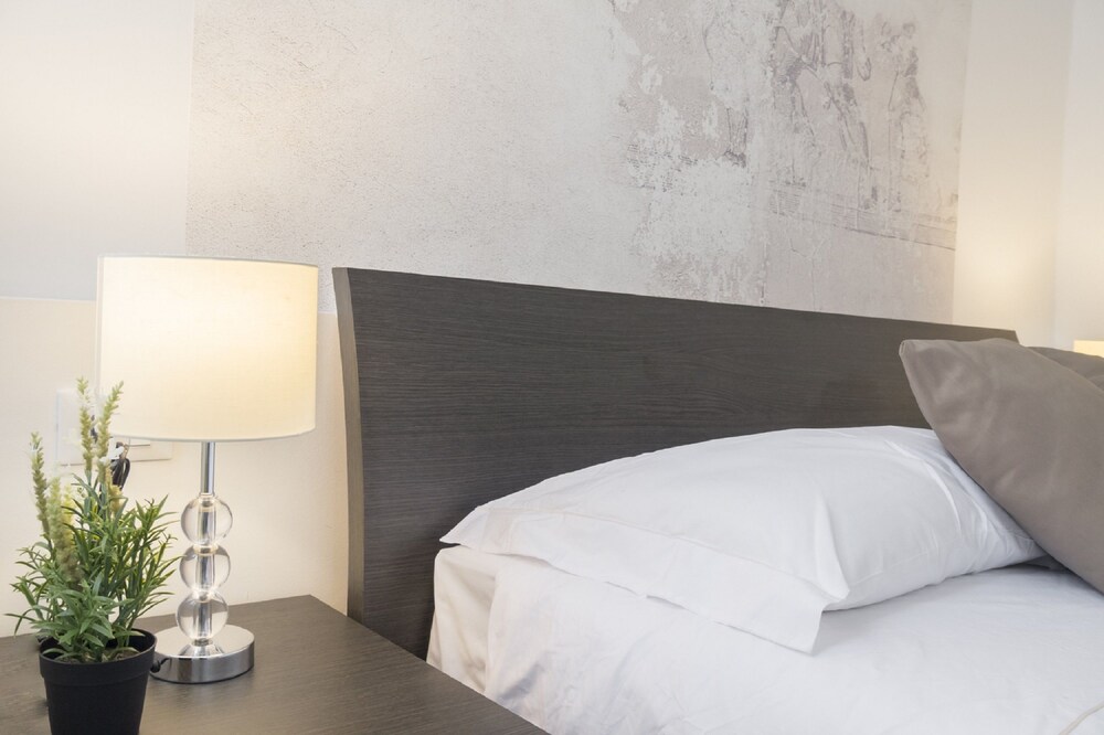 Grand Canal Facing Apartment 2 - Guestroom