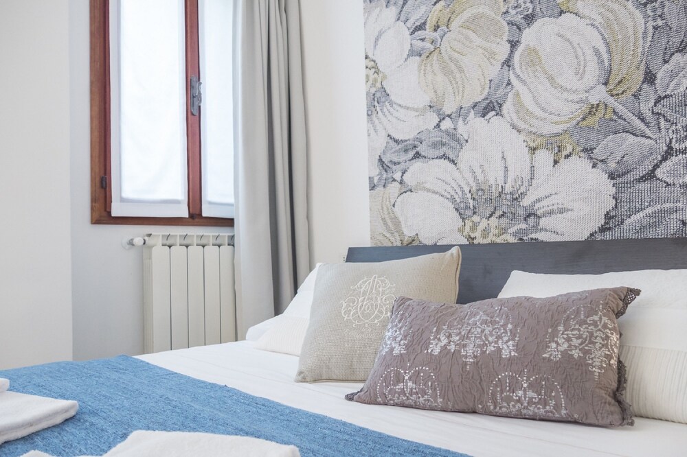 Grand Canal Facing Apartment 1 - Guestroom