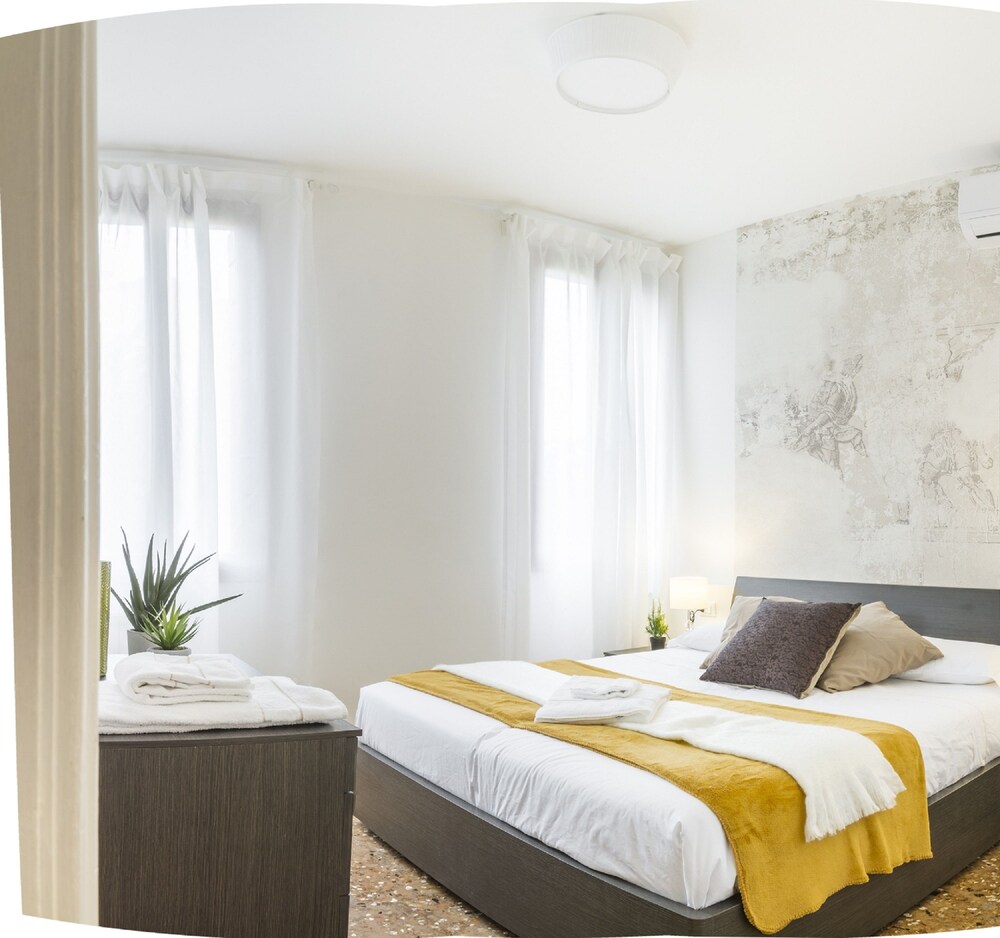 Grand Canal Facing Apartment 2 - Featured Image