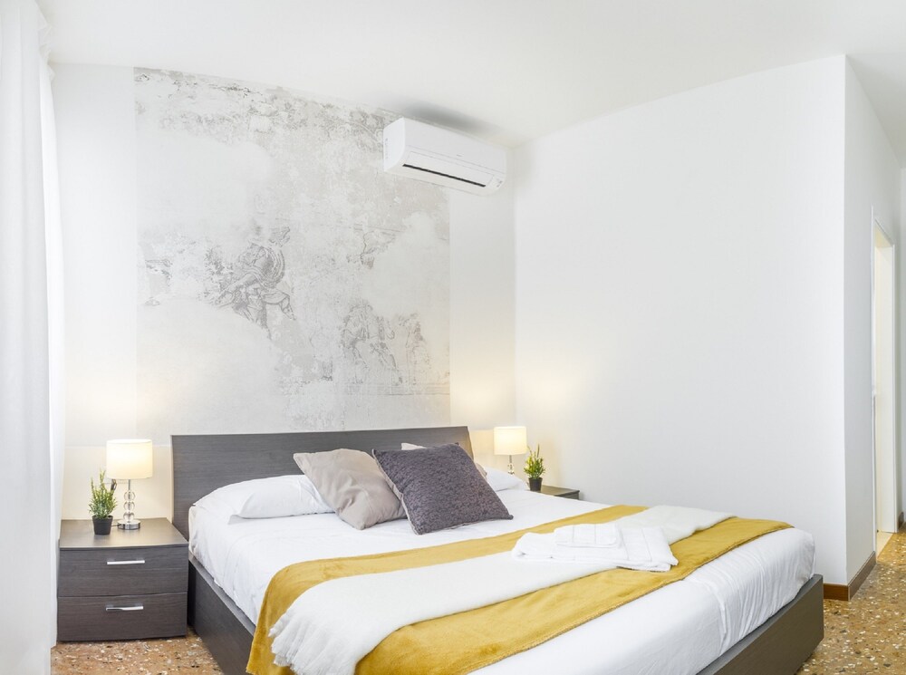 Grand Canal Facing Apartment 2 - Guestroom